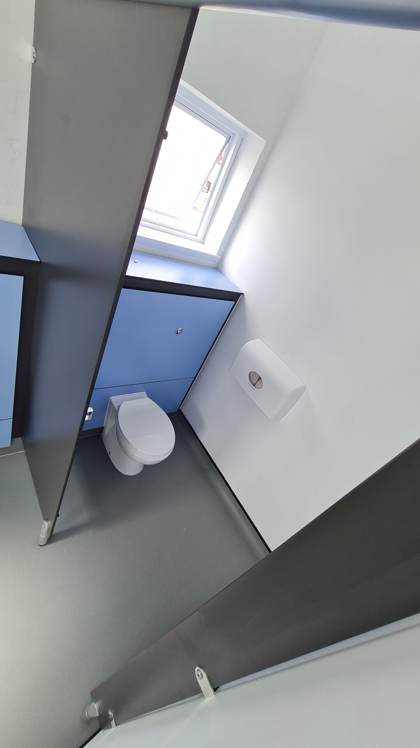 20220630_161924 wc cubicle