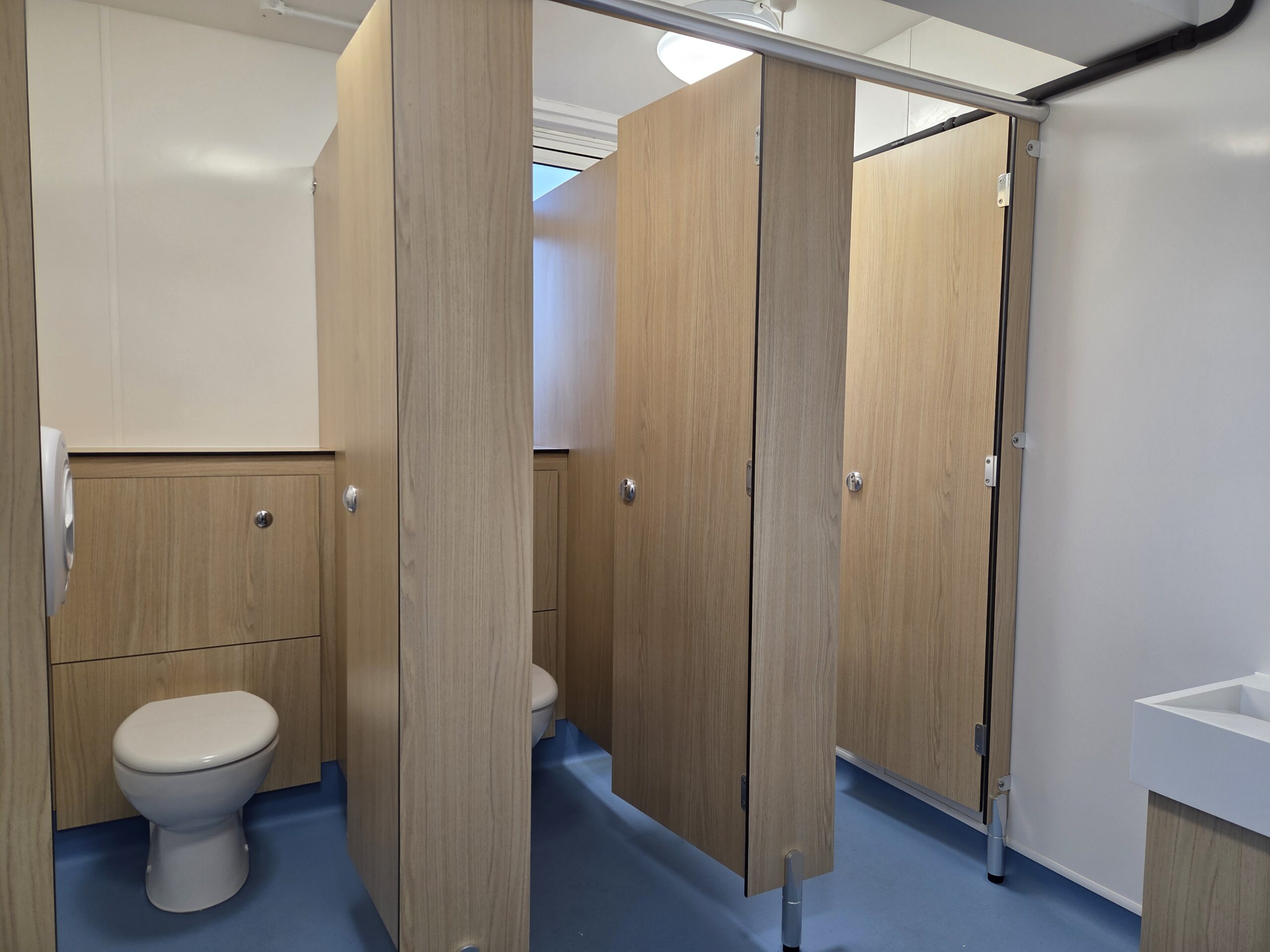 20261008_072839 southfield primary school toilet cubicles